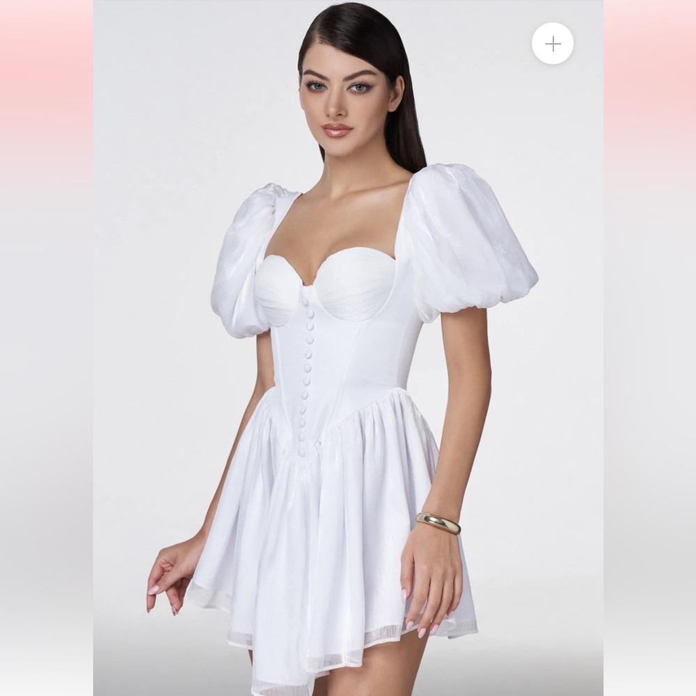Adeirlina White Corset Dress
Size S but sized down to fit more an XS!
